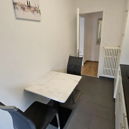 Cozy Near Train Station - 7 Apartment *