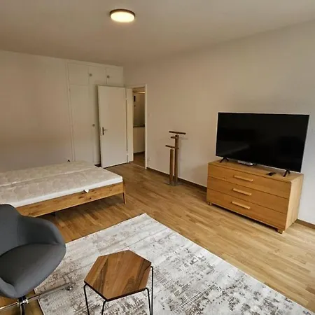Cozy Near Train Station - 7 *