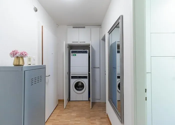 Cozy Near Train Station - 7 Apartment