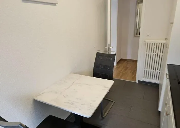 Cozy Near Train Station - 7 Апартаменты *